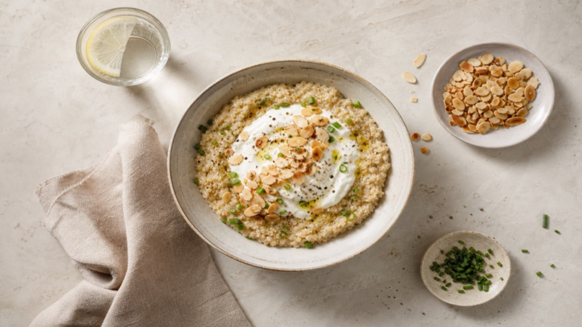 Herzhafter Quinoa-Porridge mit gerösteten Mandelstiften und Skyr