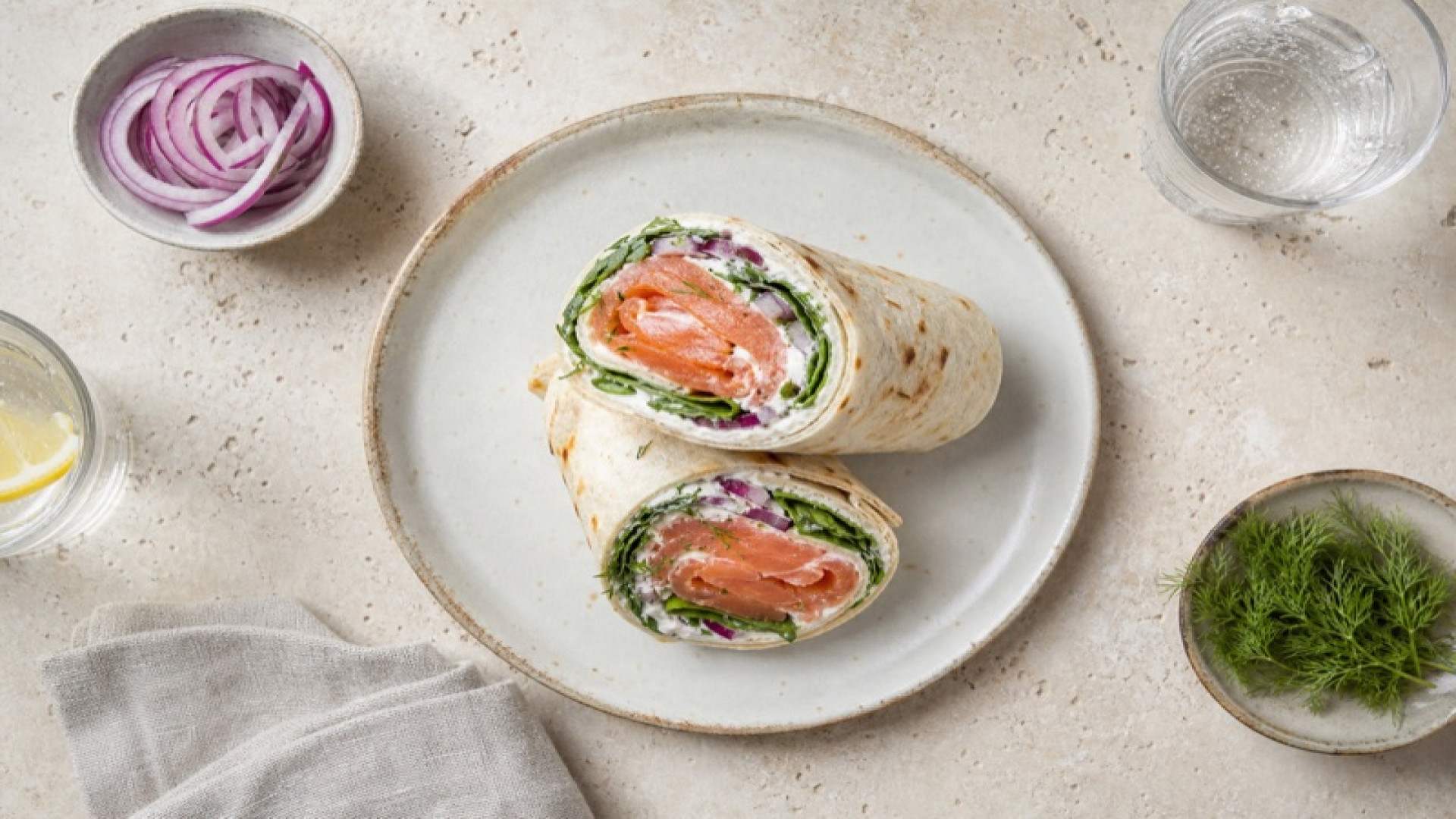 Herzhafter Räucherlachs-Wrap mit Joghurt und Roten Zwiebeln