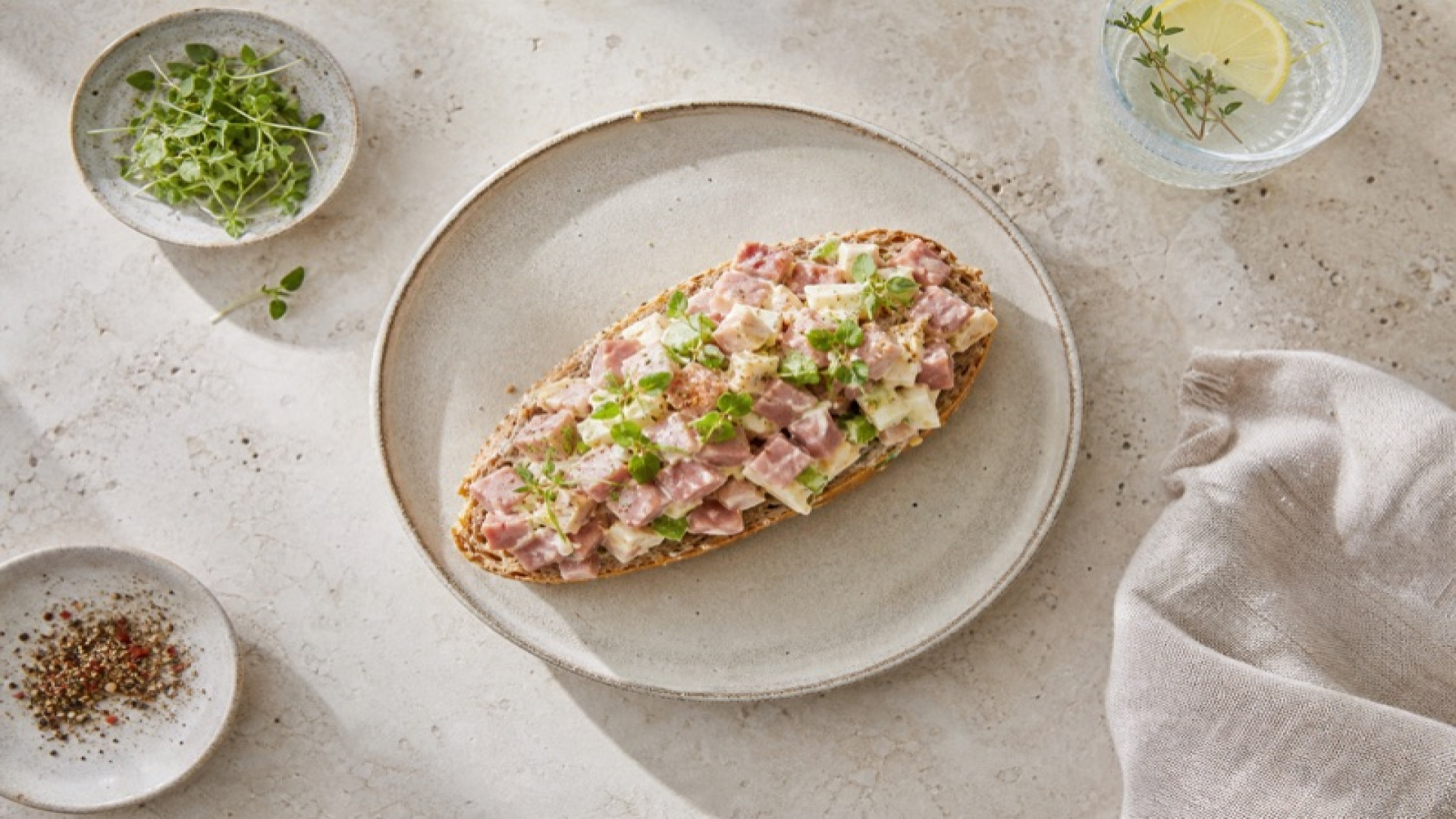 Herzhafter Räucherschinken-Salat auf Dinkelvollkornbaguette