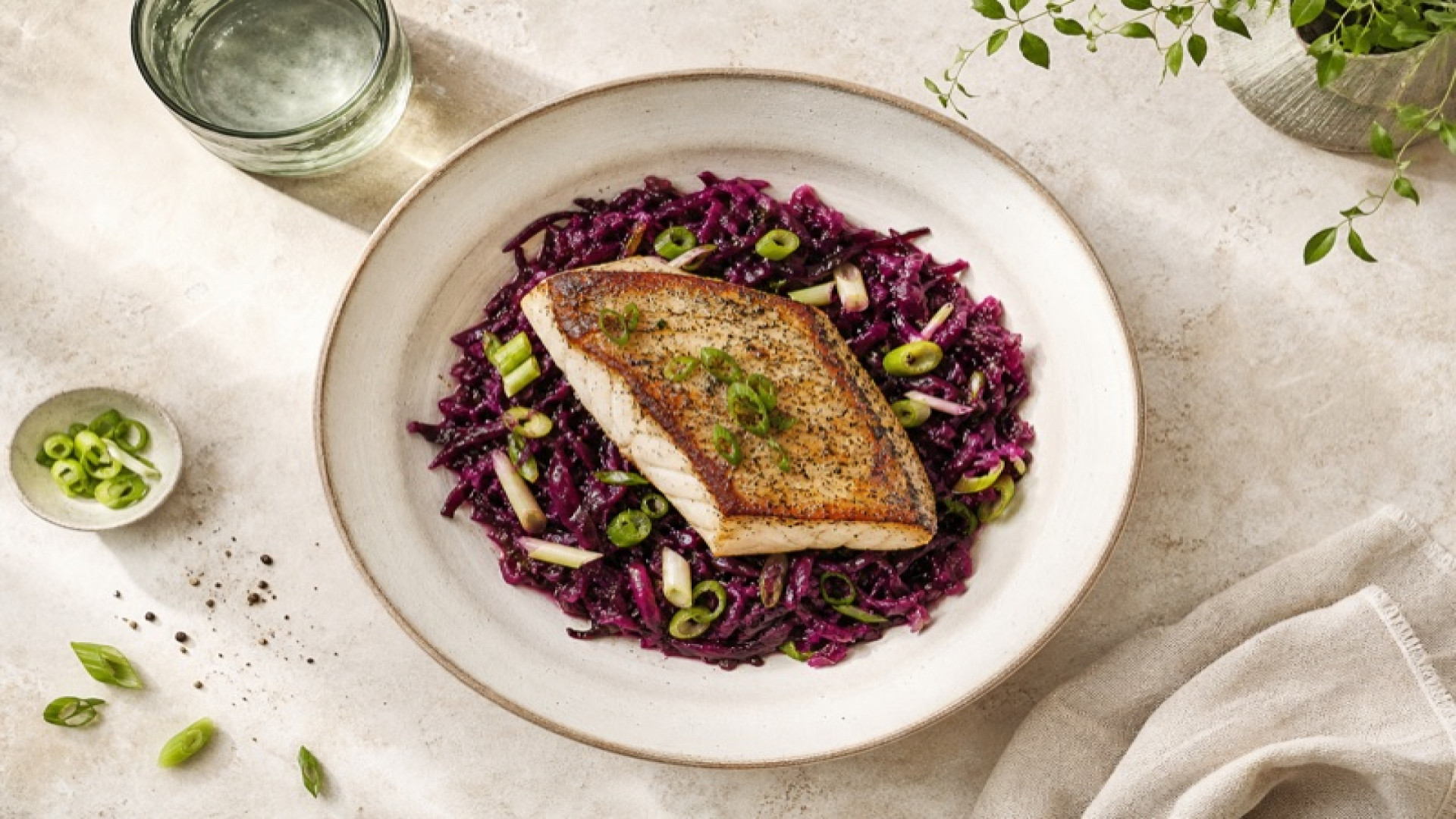 Herzhafter Schwarzer Heilbutt mit Gedünstetem Rotkohl und Frühlingszwiebeln