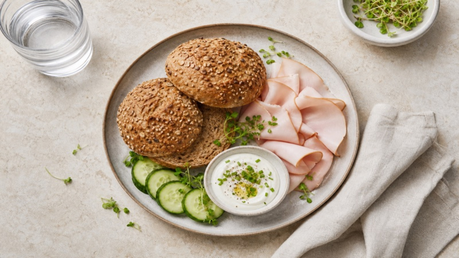 Herzhafter Vollkornbrötchen-Teller mit Putenschinken und Soja-Joghurt-Dip