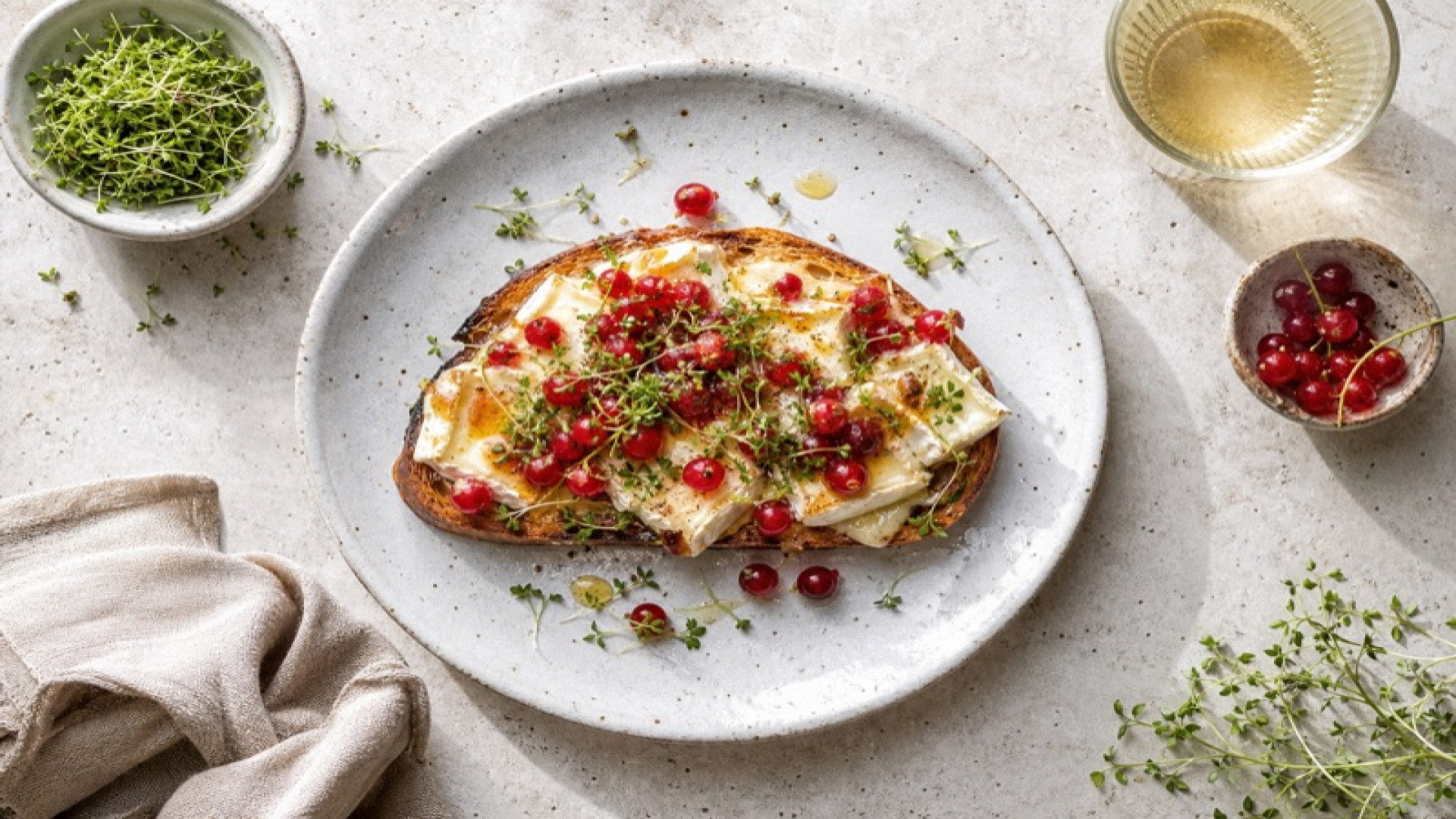Herzhafter Ziegenkäse-Toast mit Roten Johannisbeeren und Kresse