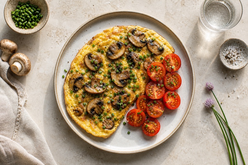 Herzhaftes Champignon-Omelett mit Schnittlauch-Tomaten