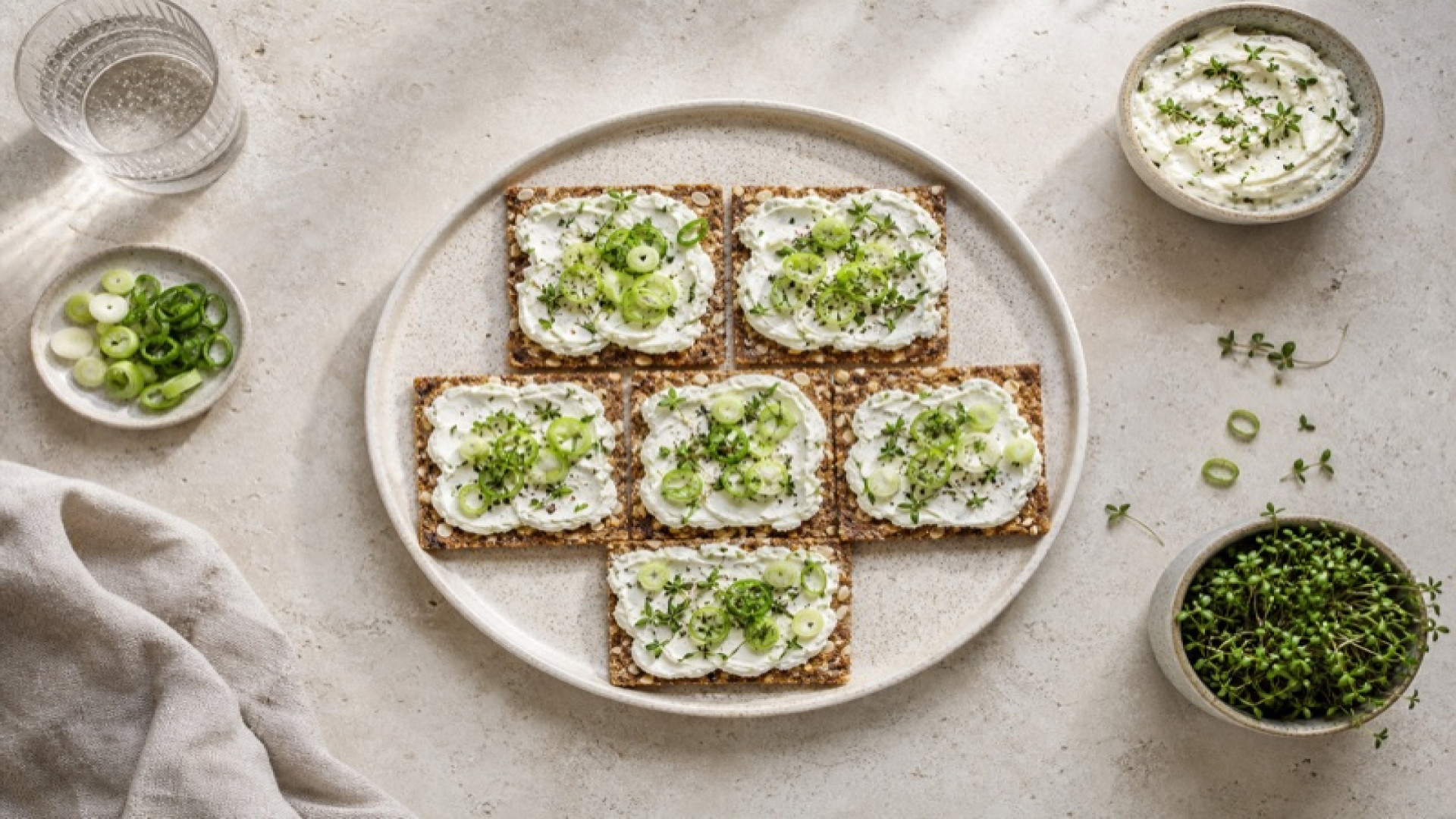 Herzhaftes Knäckebrot mit Frischkäse-Kräutern und Frühlingszwiebeln