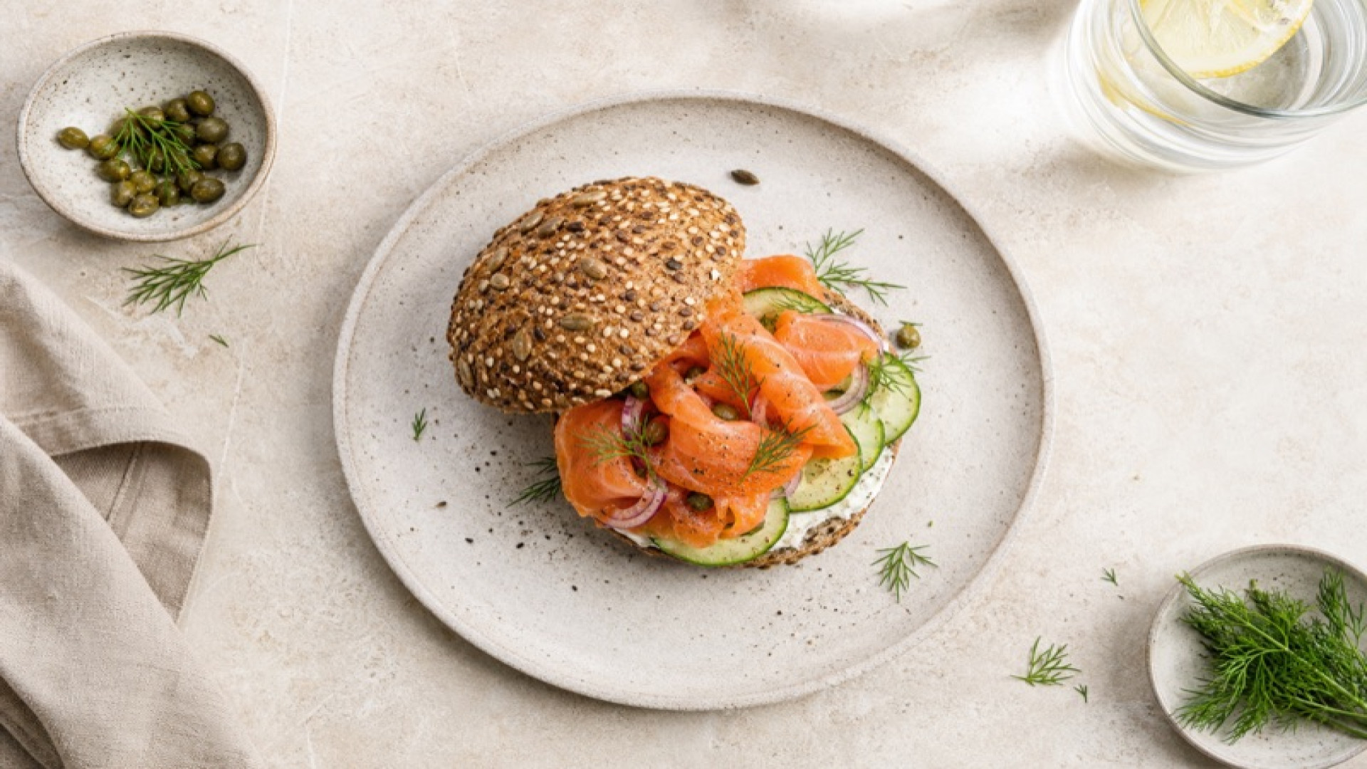 Herzhaftes Mehrkornbrötchen mit Räucherlachs und Sojajoghurt-Creme