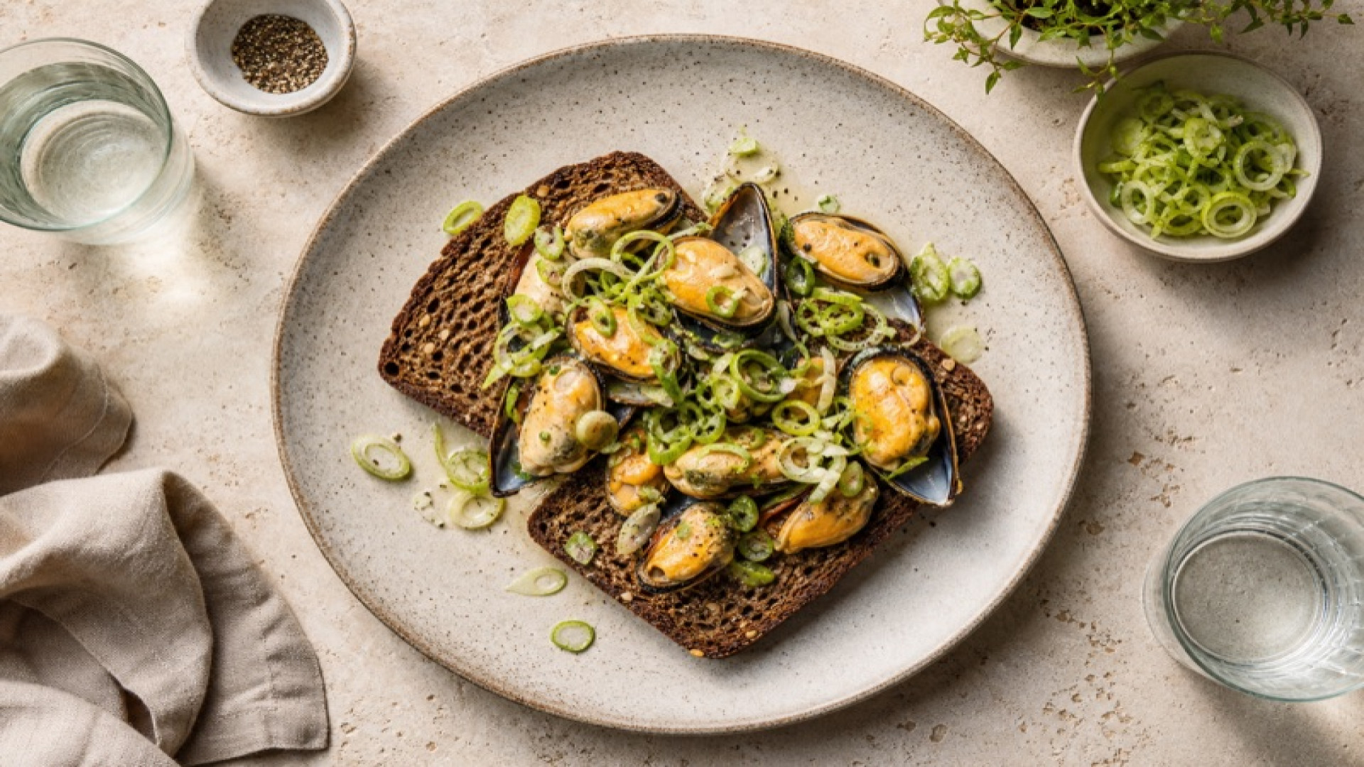 Herzhaftes Roggenbrot mit Miesmuscheln und Frühlingszwiebeln