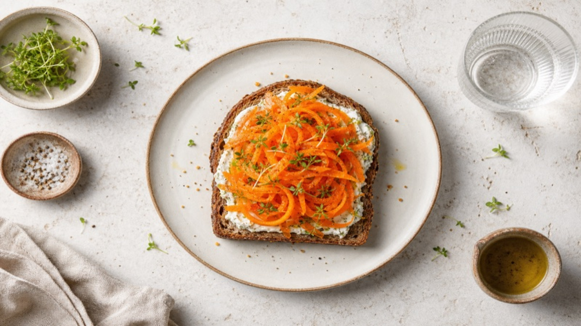 Herzhaftes Roggenvollkornbrot mit Frischkäse und Karotte