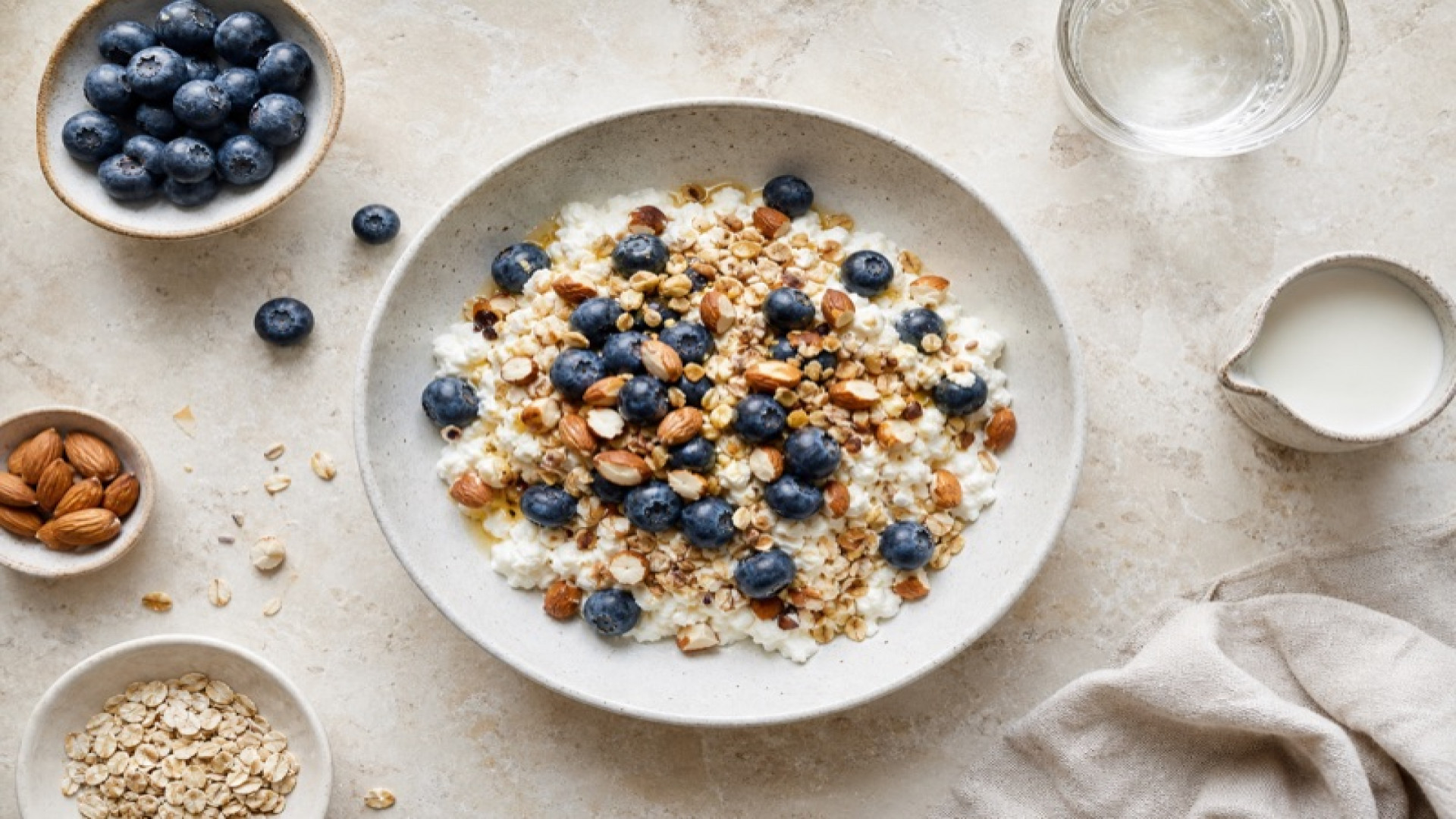 Herzhaftes Speisequark-Müsli mit Blaubeeren und Mandeln