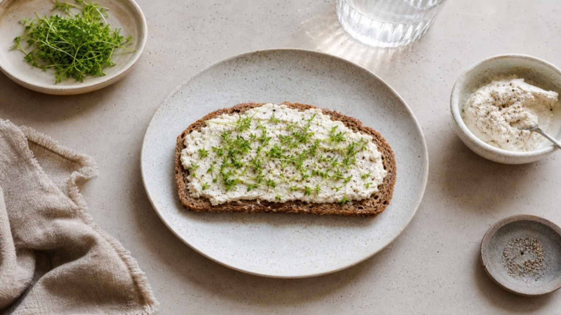 Herzhaftes Weizenvollkornbrot mit Seidentofu-Aufstrich und Kresse