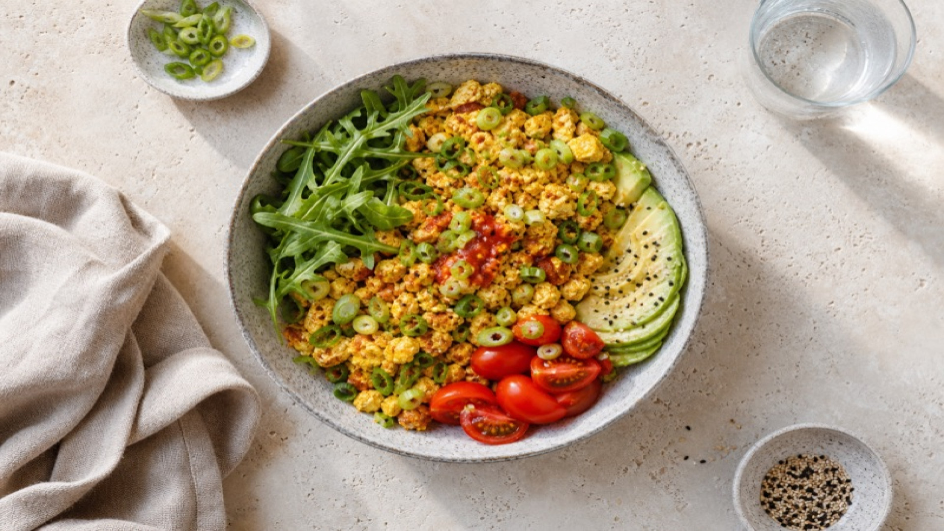 Herzhafte Tofu-Scramble-Bowl mit Frühlingszwiebeln