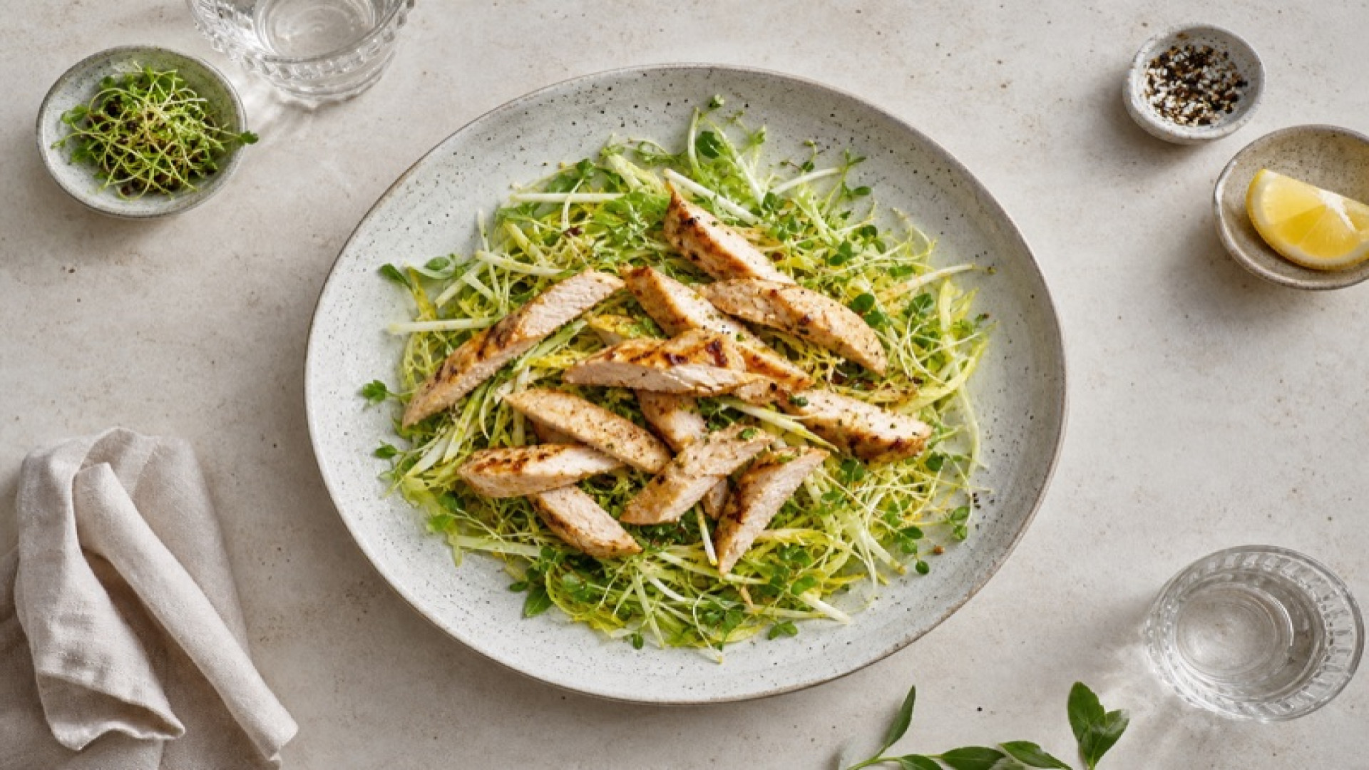 HĂ€hnchenbrust-Streifen auf Endivien-Sprossen-Salat