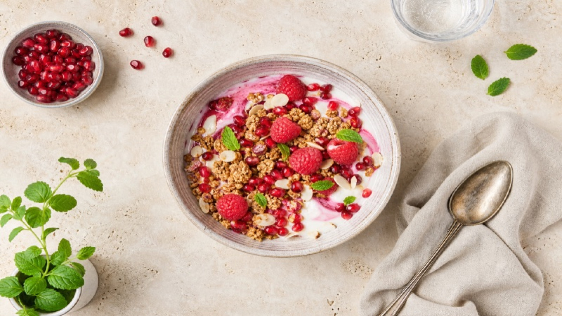 Himbeer-Joghurt-Bowl mit Granola und Granatapfel