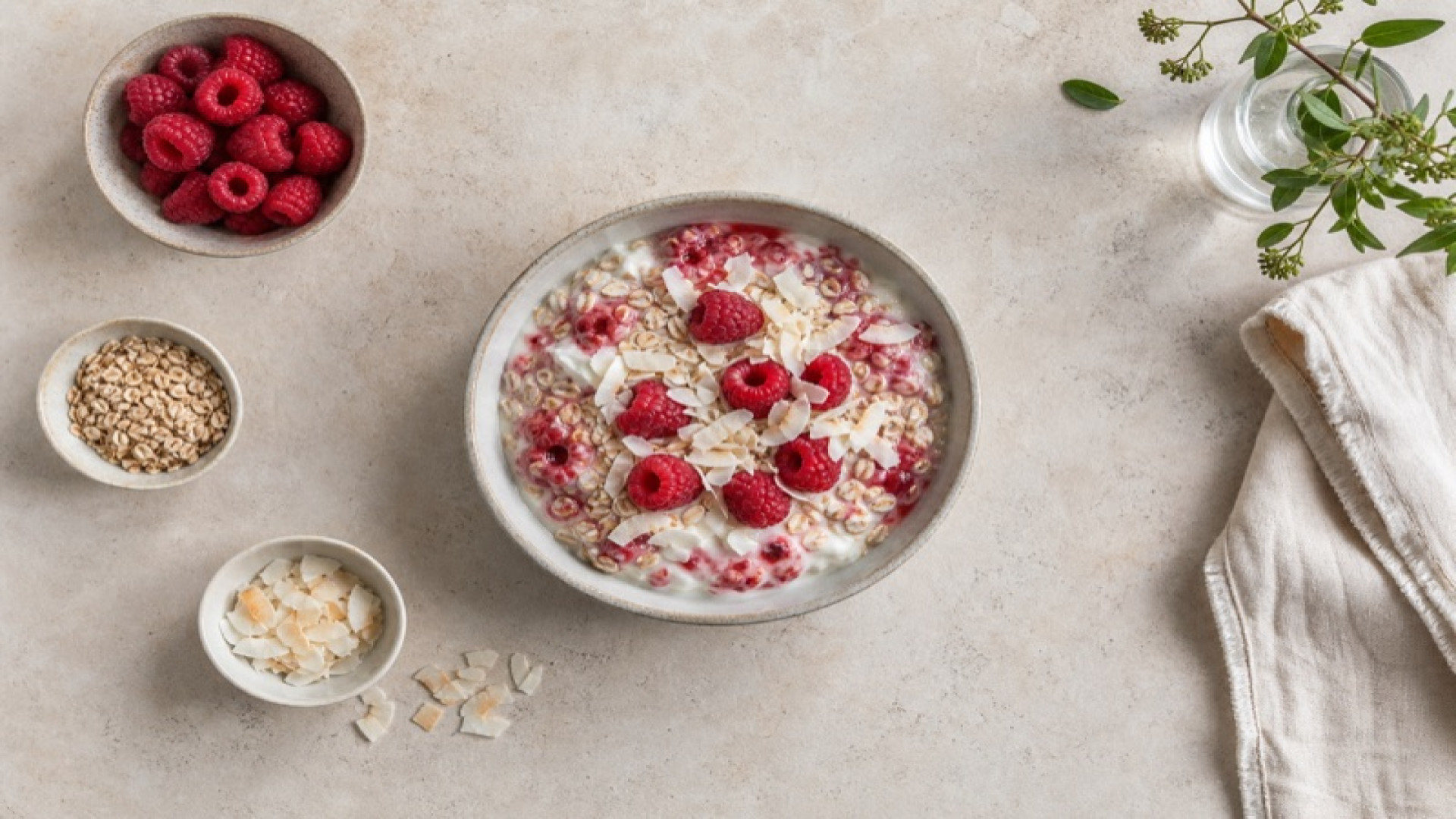Himbeer-Quark-Bowl mit Kokoschips und Dinkelflocken