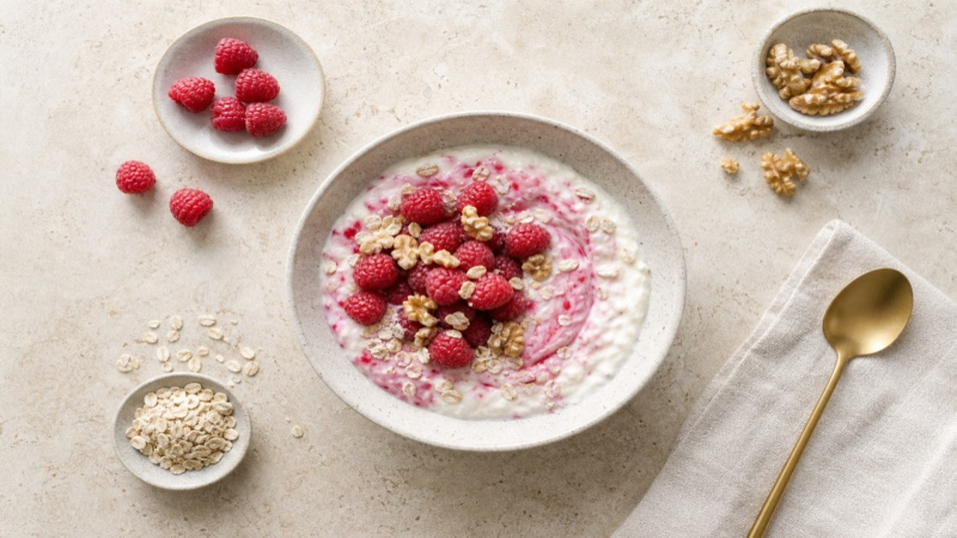 Himbeer-Quark-Bowl mit Walnüssen und Haferflocken
