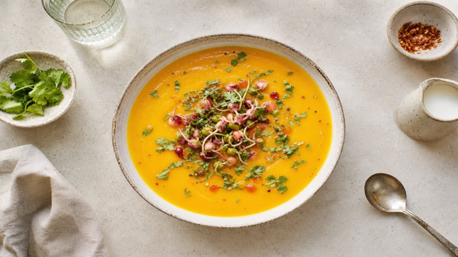 Hokkaido-Suppe mit Kokosfett und Roten Bohnensprossen