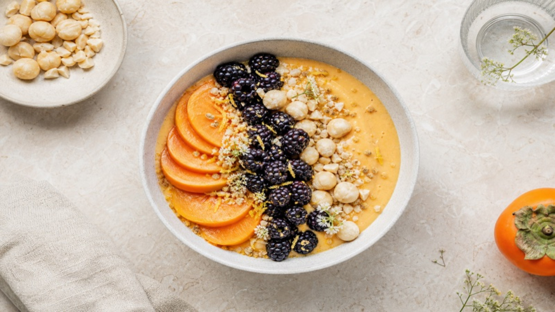 Kaki-Vanille-Bowl mit Macadamia und Boysenbeeren