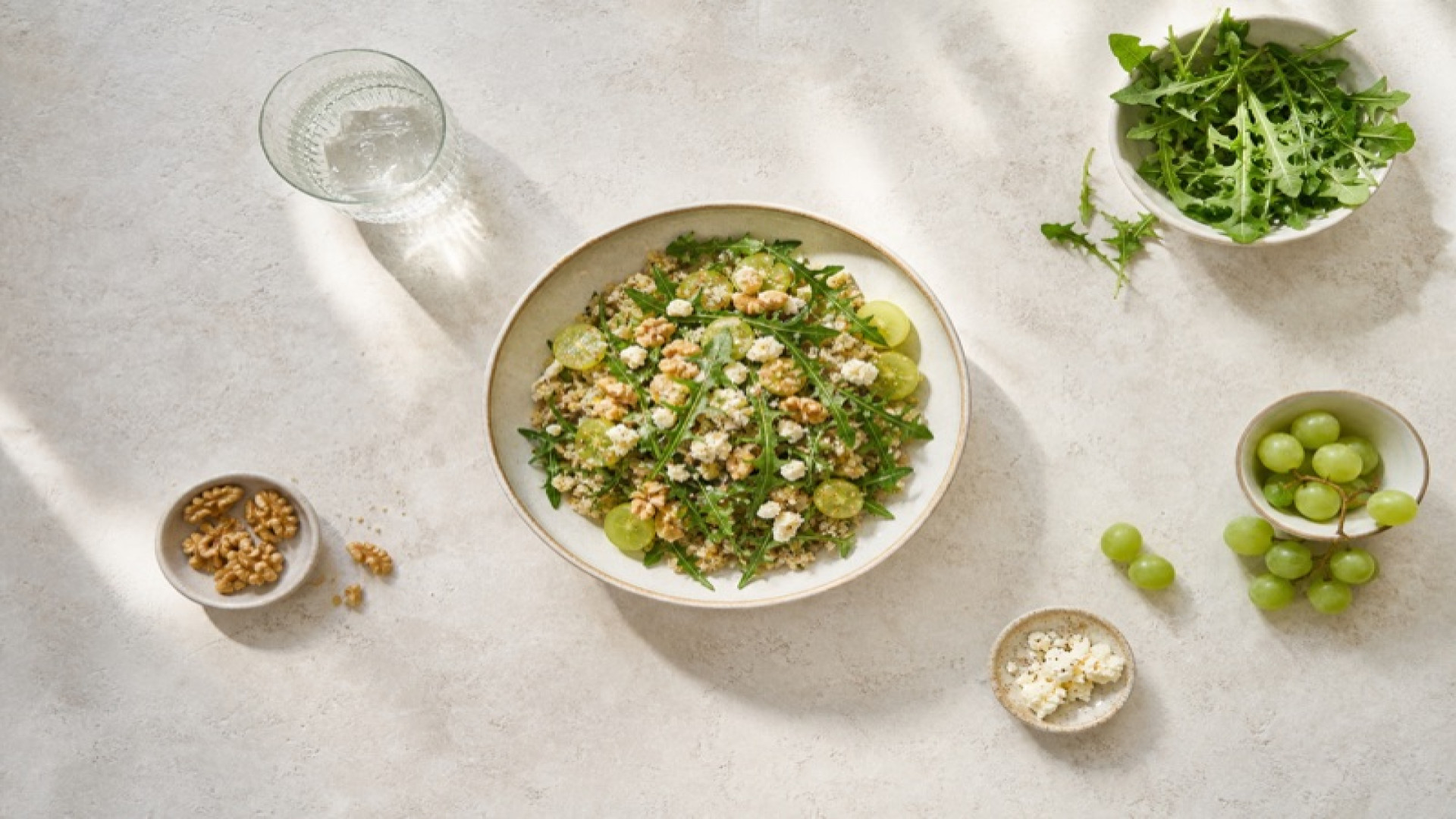 Kalte Quinoa-Bowl mit Löwenzahn und Weintrauben