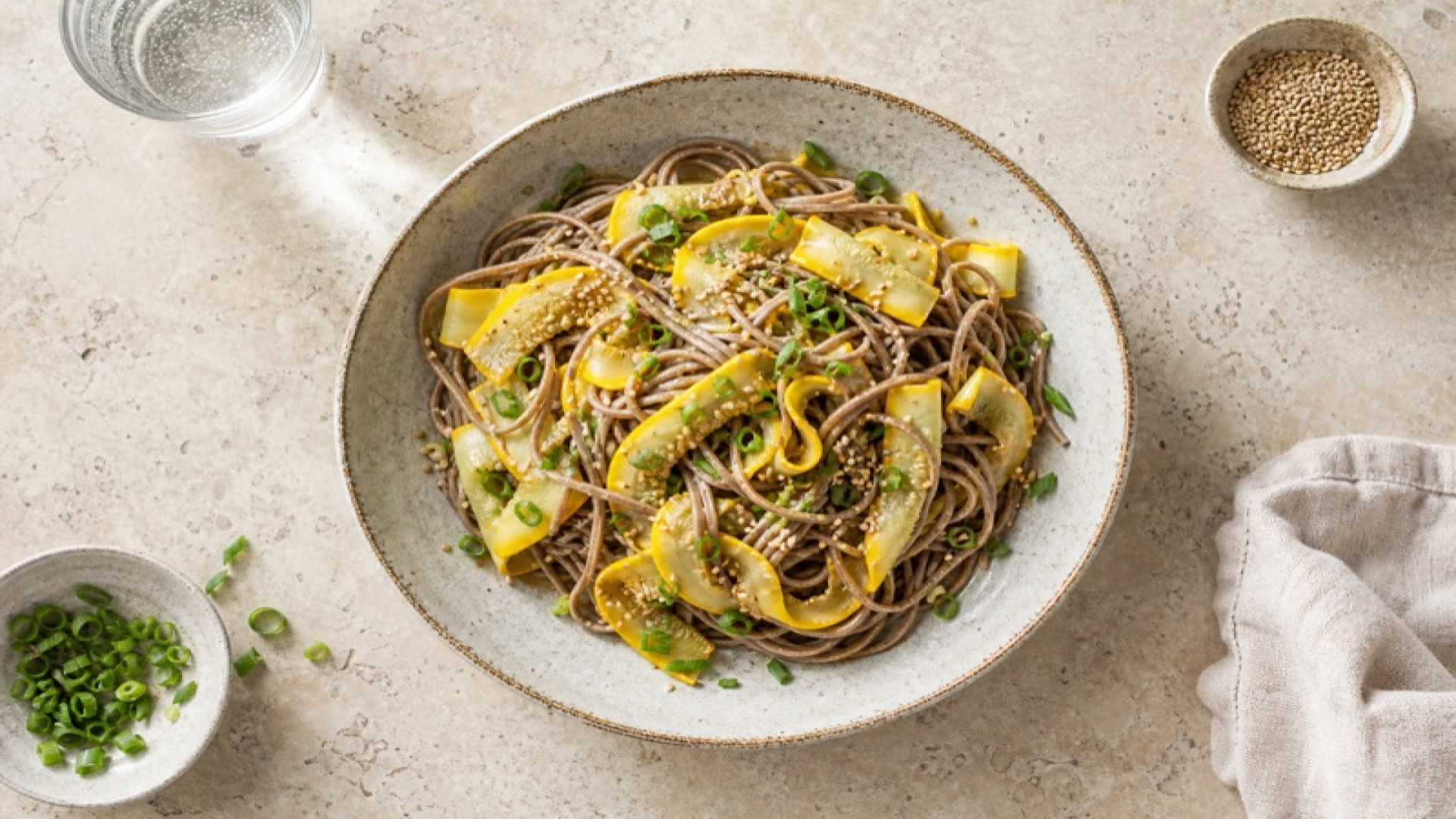 Kalte Soba-Nudeln mit gelber Zucchini und Sesam-Zitronen-Dressing