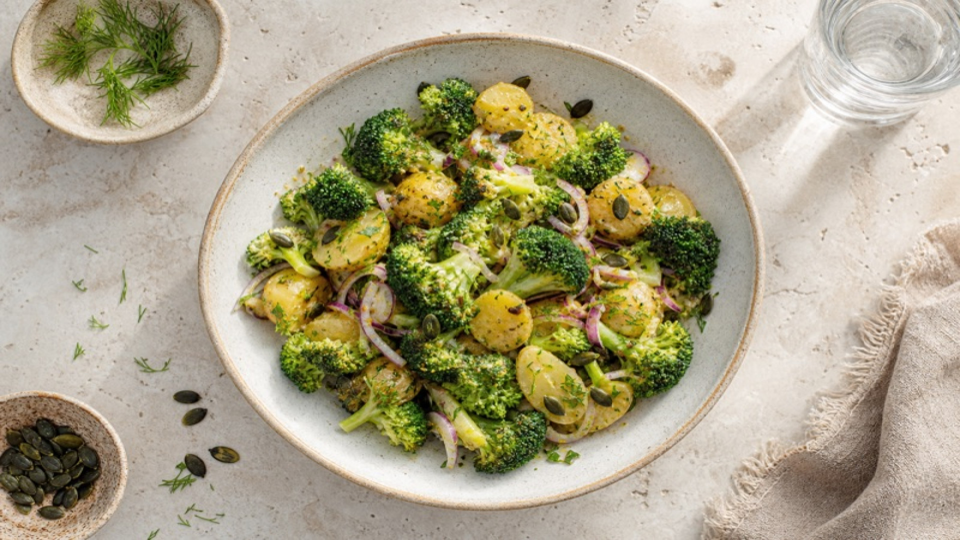 Kartoffel-Broccolisalat mit Kürbiskern-Zitronen-Dressing