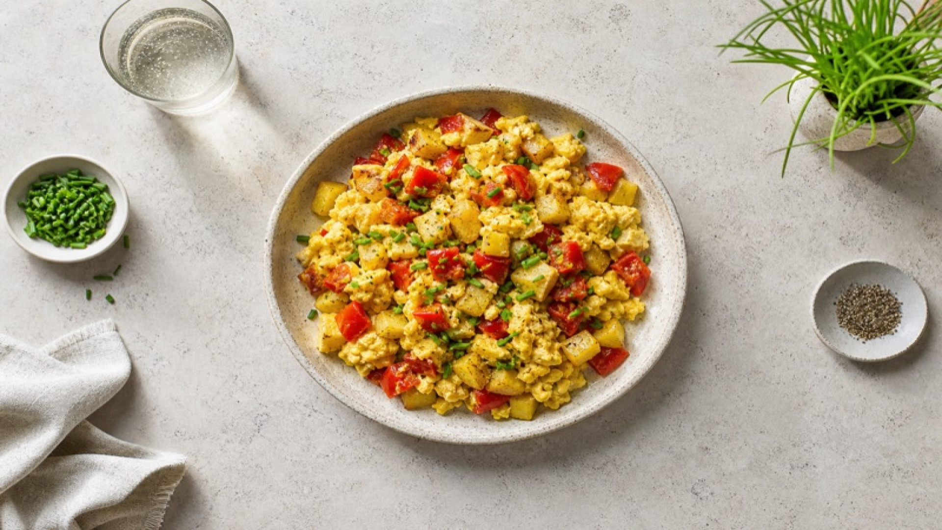 Kartoffel-Rührei-Pfanne mit Paprika und Schnittlauch
