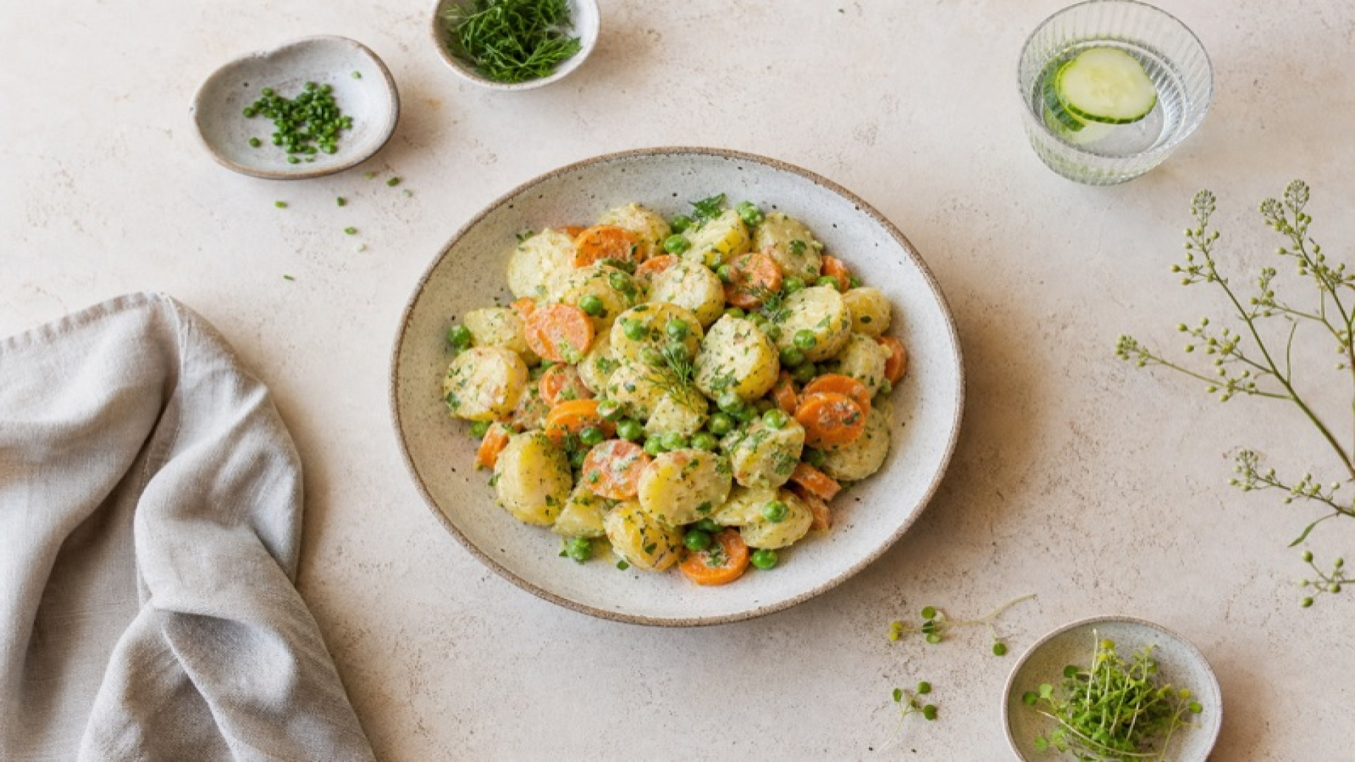 Kartoffelsalat mit Erbsen, Möhren und Kräuter-Senf-Dressing