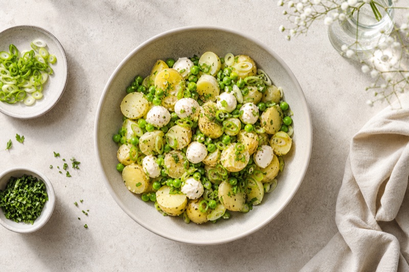 Kartoffelsalat mit grünen Erbsen, Mozzarella und frischen Frühlingszwiebeln