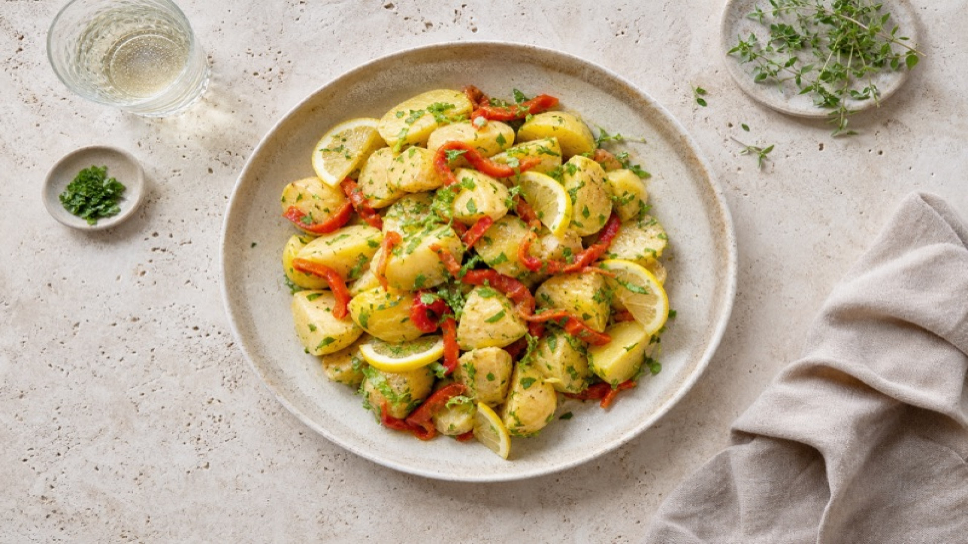 Köhler-Kartoffelsalat mit gedünsteter Paprika und Zitrone
