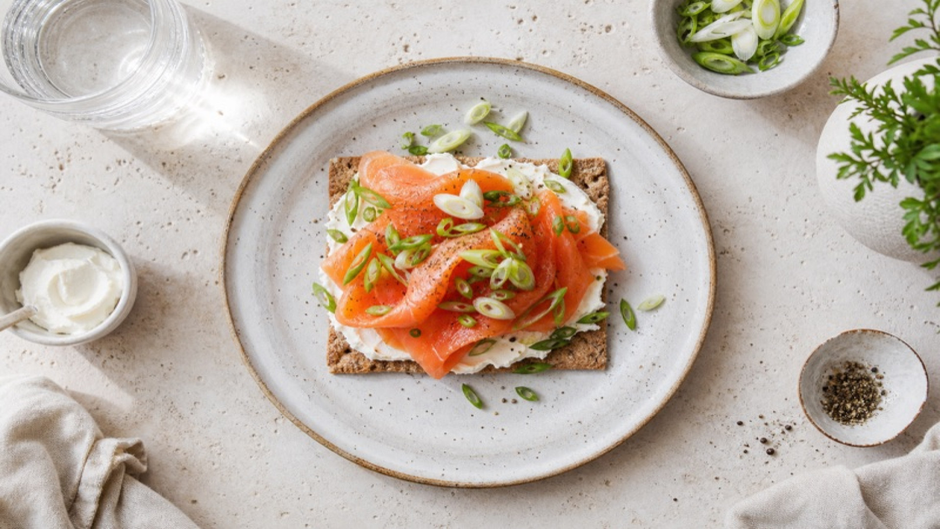 Knäckebrot-Teller mit Sauerrahm, Lachs und Frühlingszwiebeln