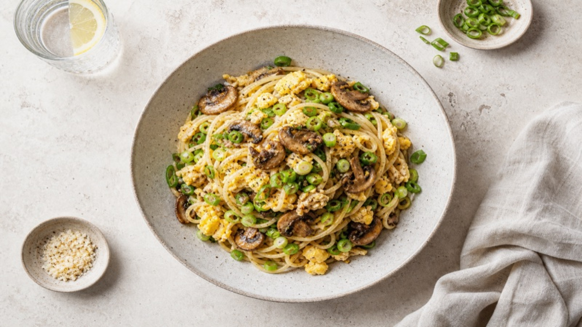 Knoblauch-Pasta mit Champignons, Ei und Frühlingszwiebeln
