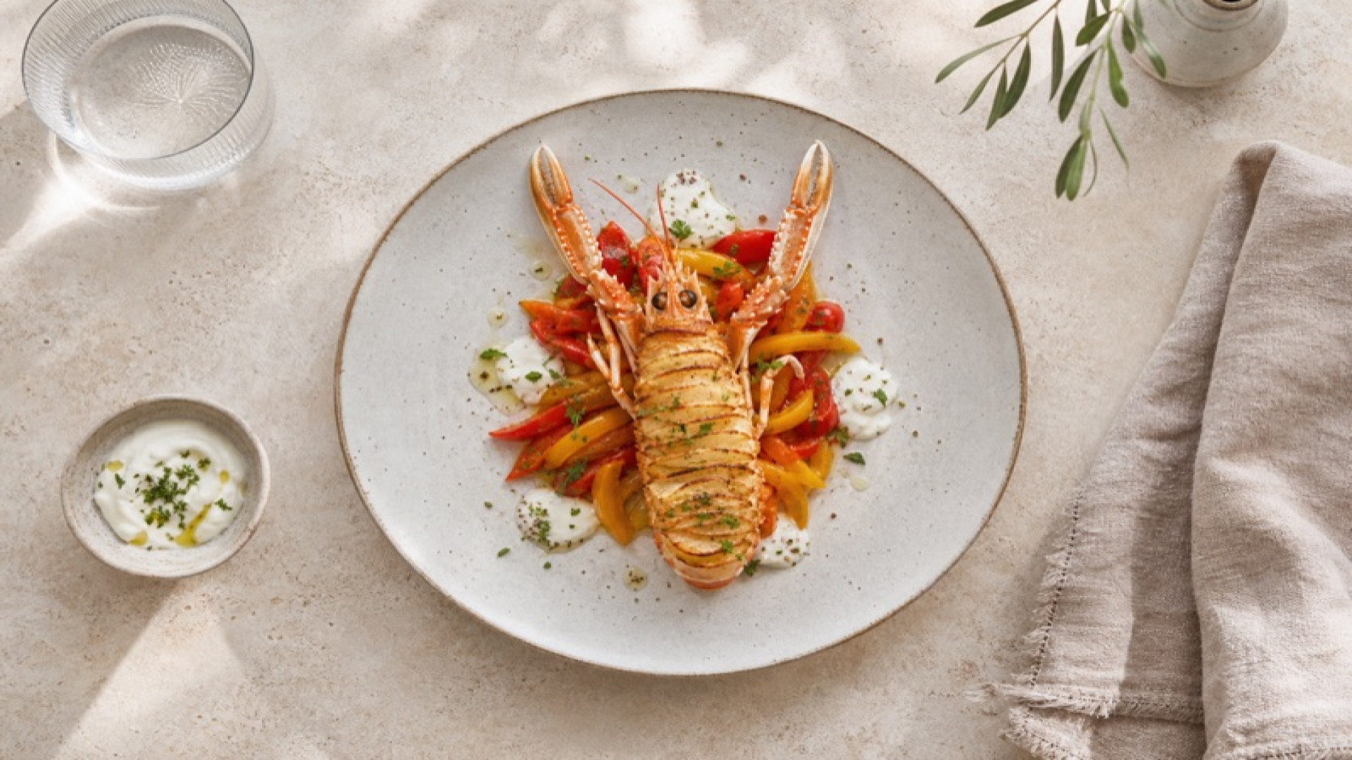 Knusprige Kartoffel-Languste mit gedünsteten Paprika und Joghurt