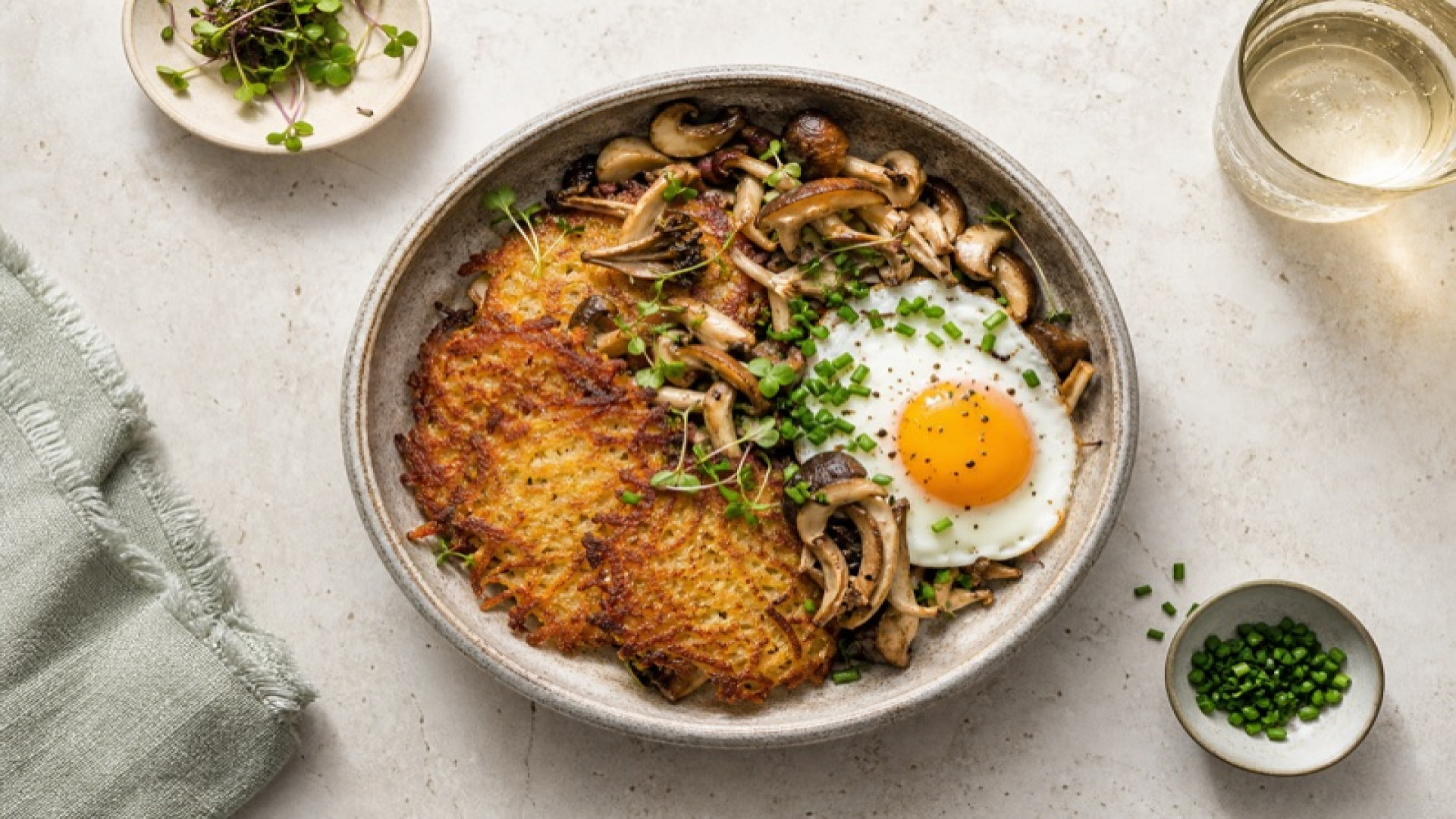 Knusprige Kartoffelpuffer-Bowl mit Mischpilzen und Ei