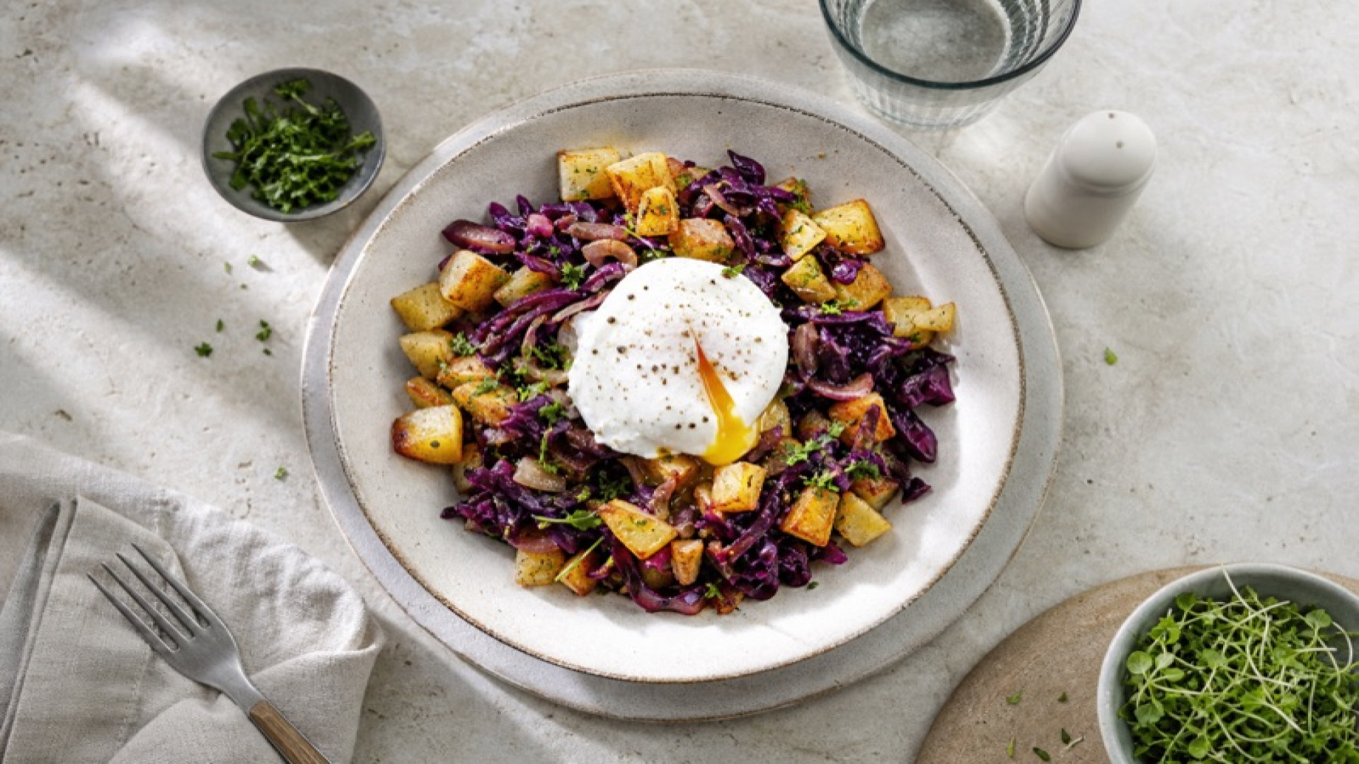Knusprige Kartoffel-Rotkohl-Pfanne mit pochiertem Ei