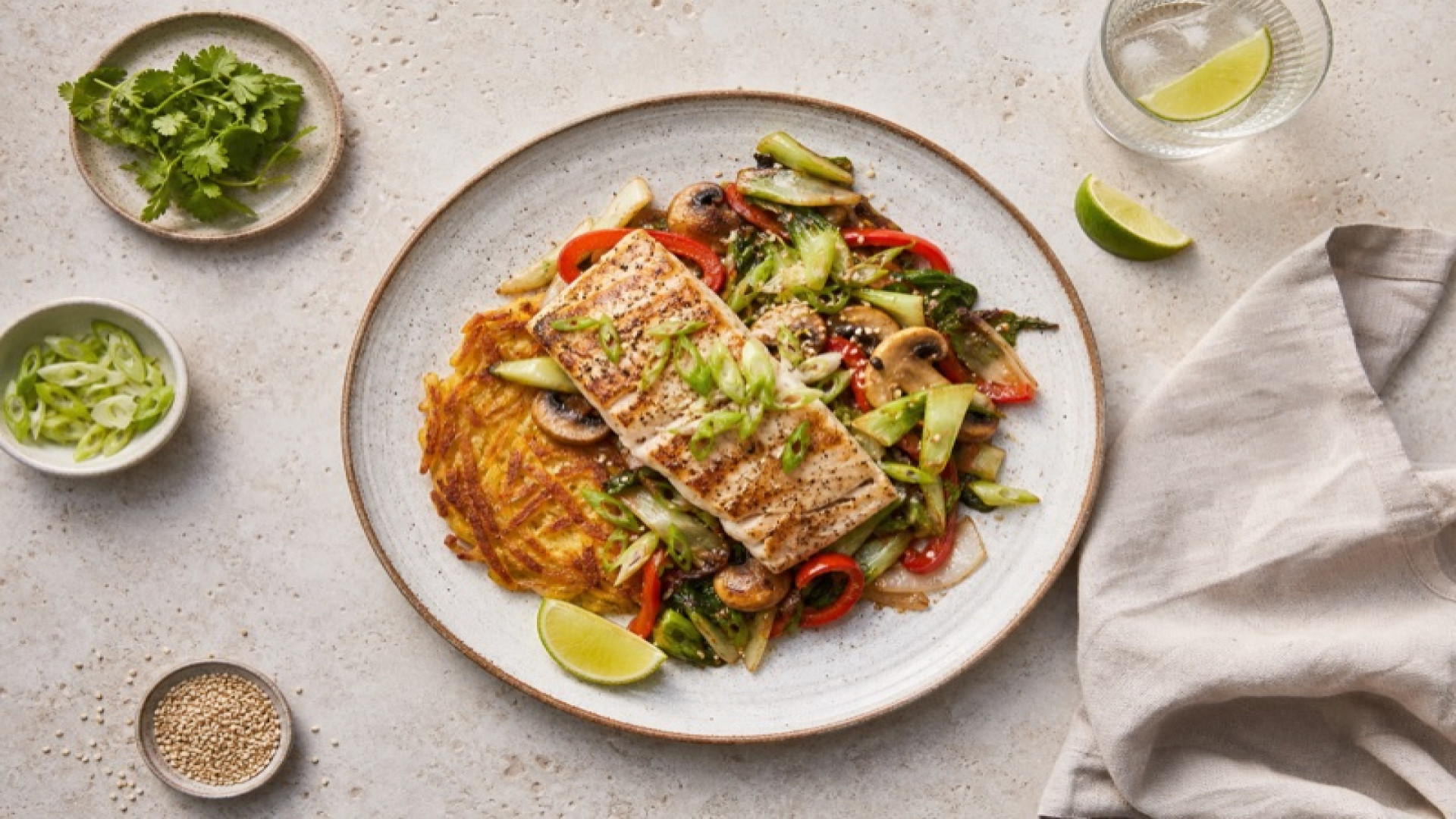 Knusprige Kartoffelrösti mit gebrilltem Schellfisch und asiatischem Gemüse