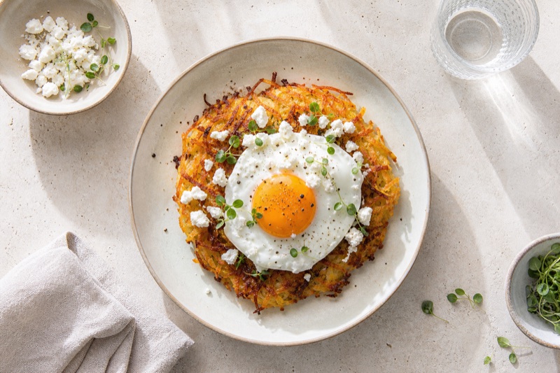 Knusprige Kartoffel-Rösti mit Spiegelei und Feta