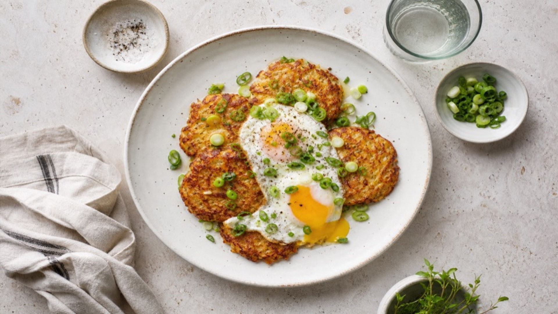 Knusprige Kartoffel-Rösti-Taler mit Ei und Frühlingszwiebeln