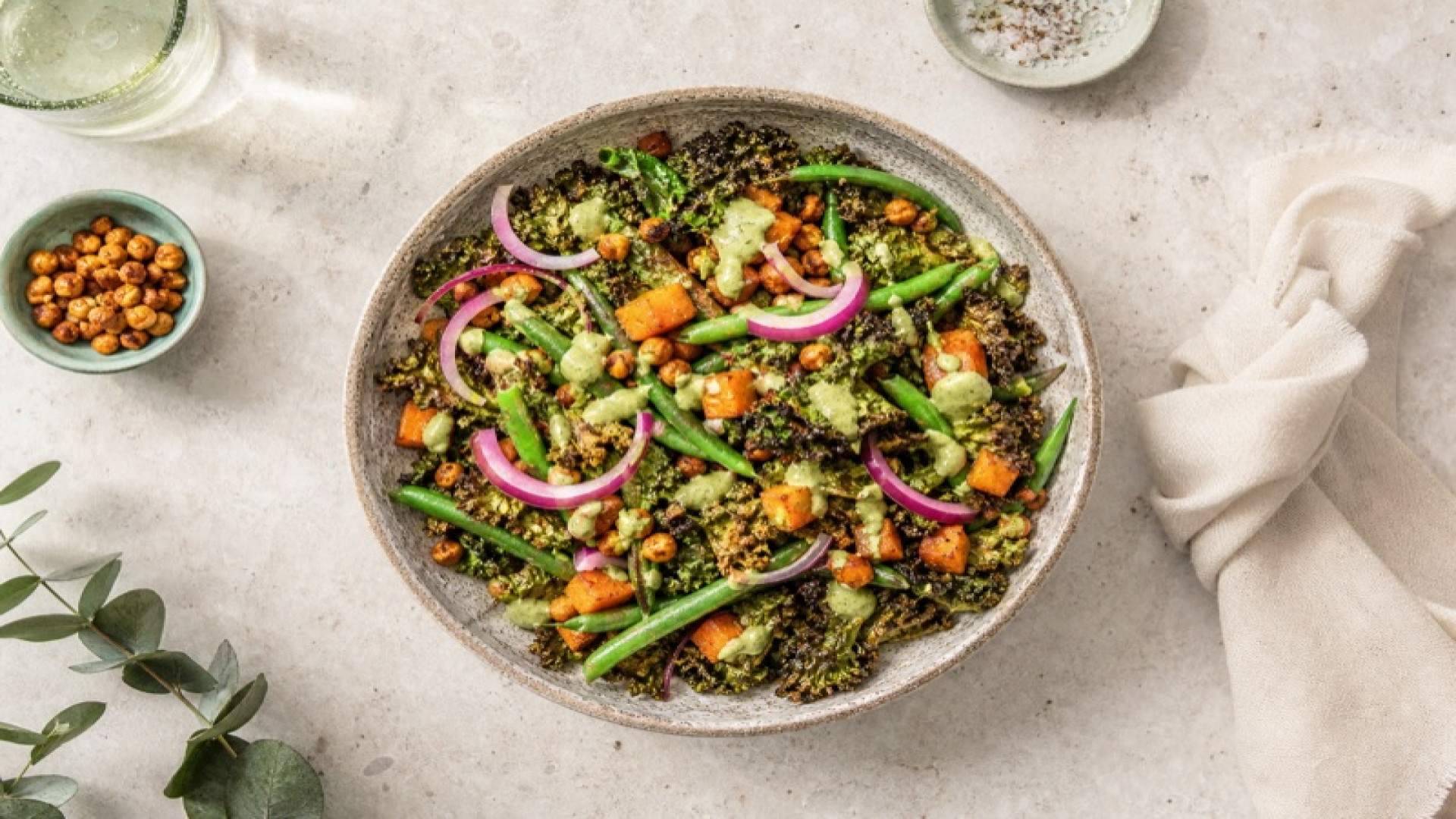 Knusprige Köhler-Bowl mit grünen Bohnen und Roten Zwiebeln