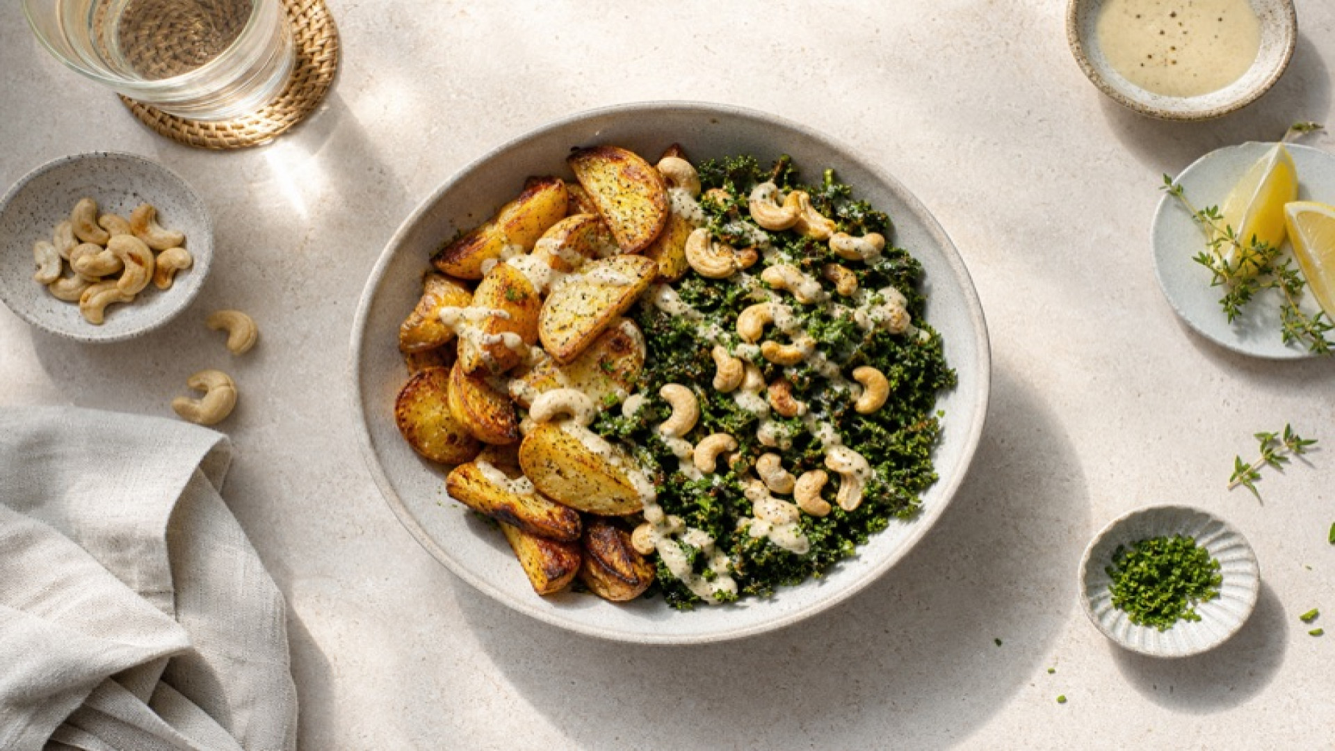 Knusprige Ofen-Kartoffel-Bowl mit Grünkohl und Cashews