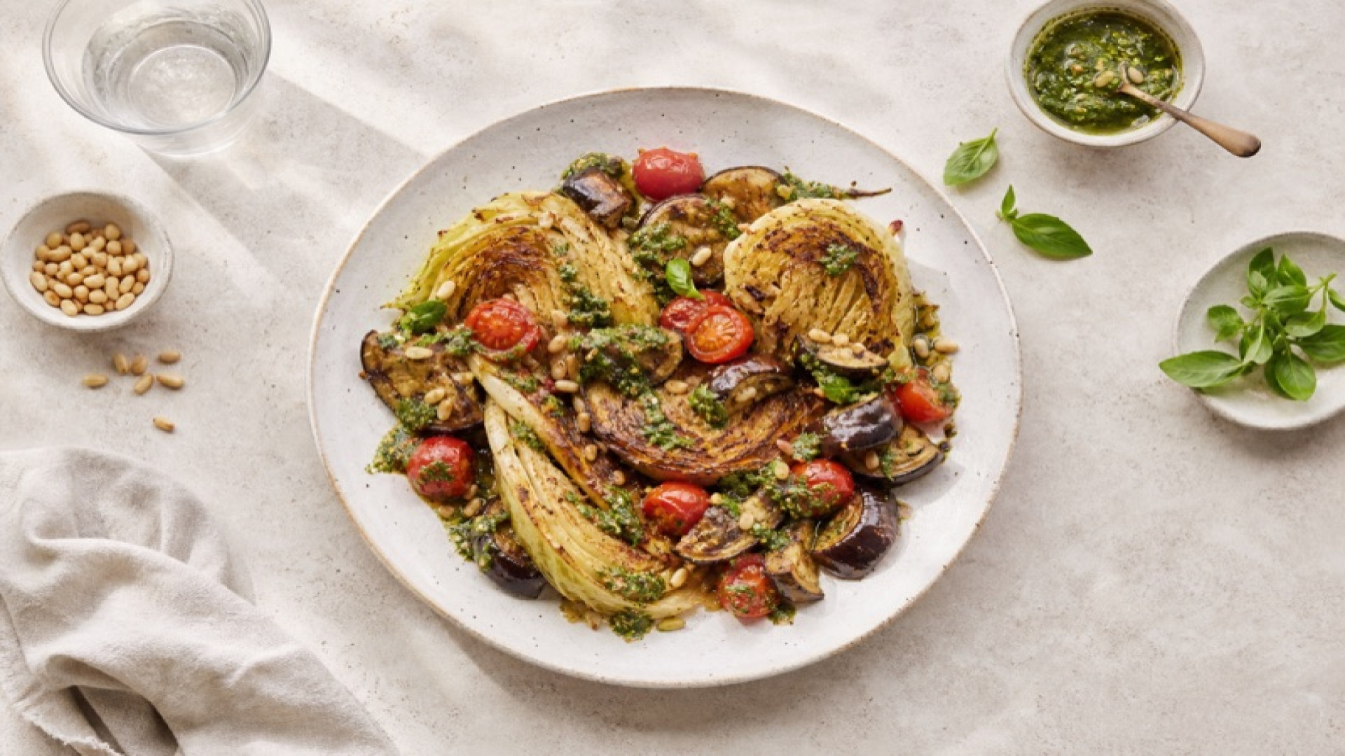 Knuspriger Köhler mit Aubergine und Kirschtomaten