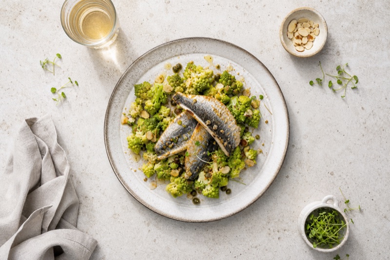Knuspriger Romanesco-Teller mit Sardinenfillet und Heller-Balsamico