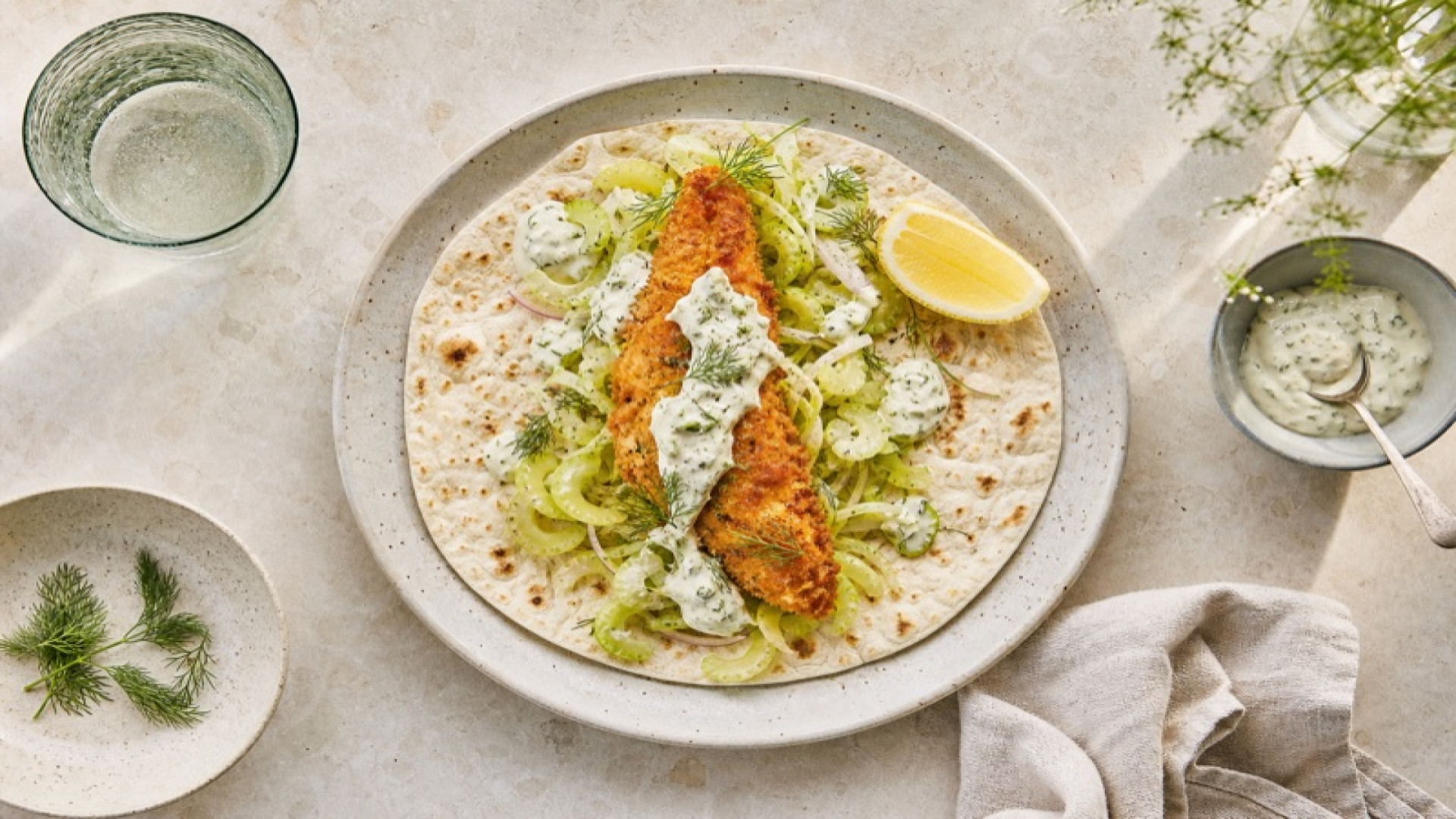Knuspriger Scholle-Wrap mit Bleichsellerie und Remoulade