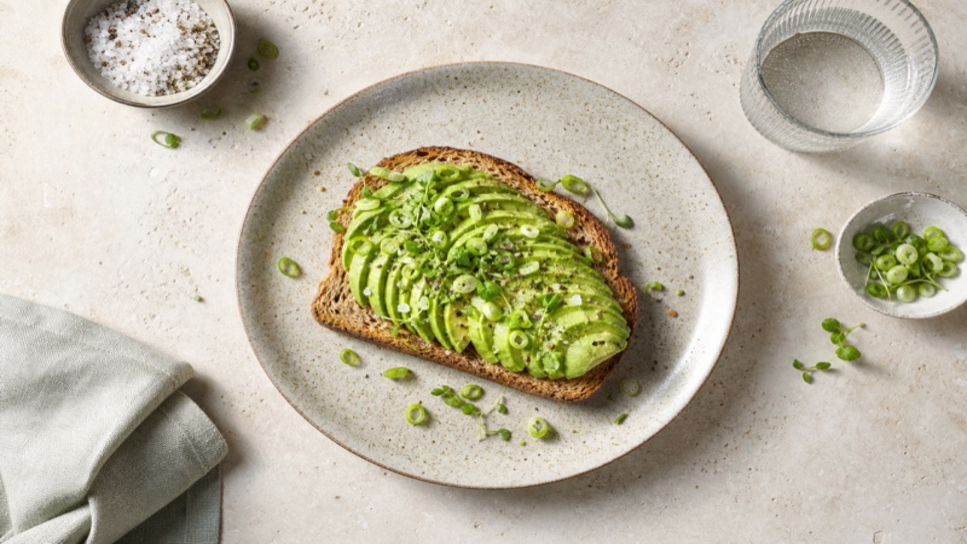 Knuspriger Vollkorntoast mit Avocado und Frühlingszwiebeln