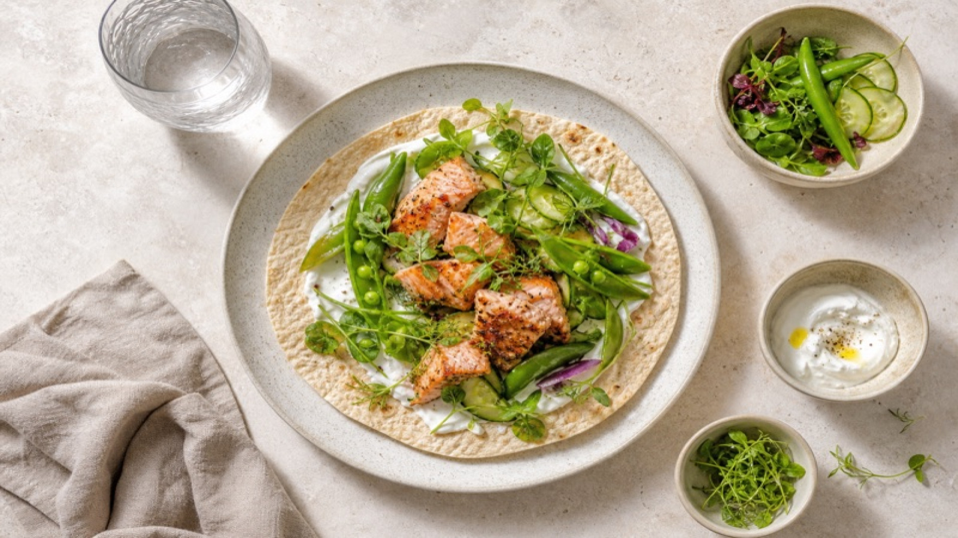 Knuspriger Wildlachs-Wrap mit Zuckererbsen und Joghurt