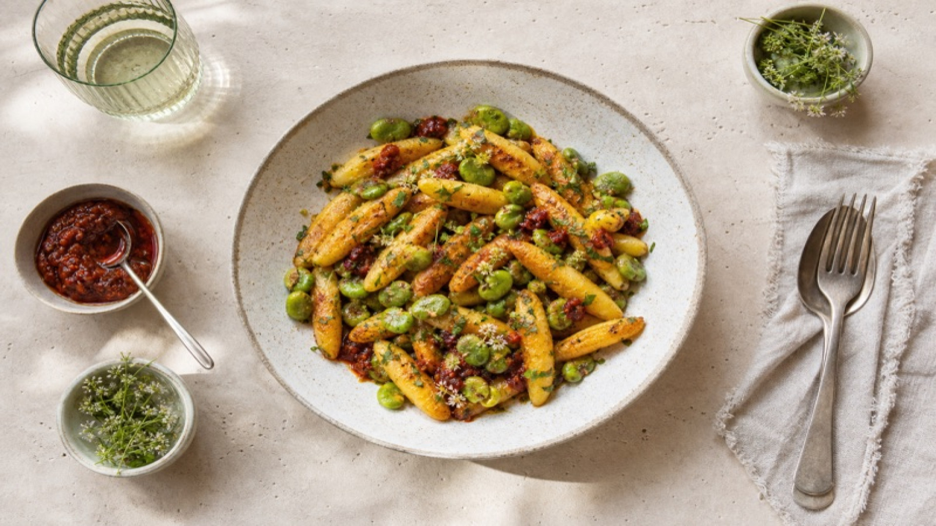 Knusprige Schupfnudeln mit Dicken Bohnen und Harissa