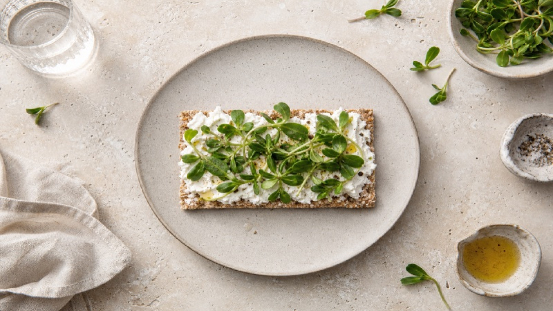 Knuspriges Dinkelvollkornknäckebrot mit Frischkäse und Portulak