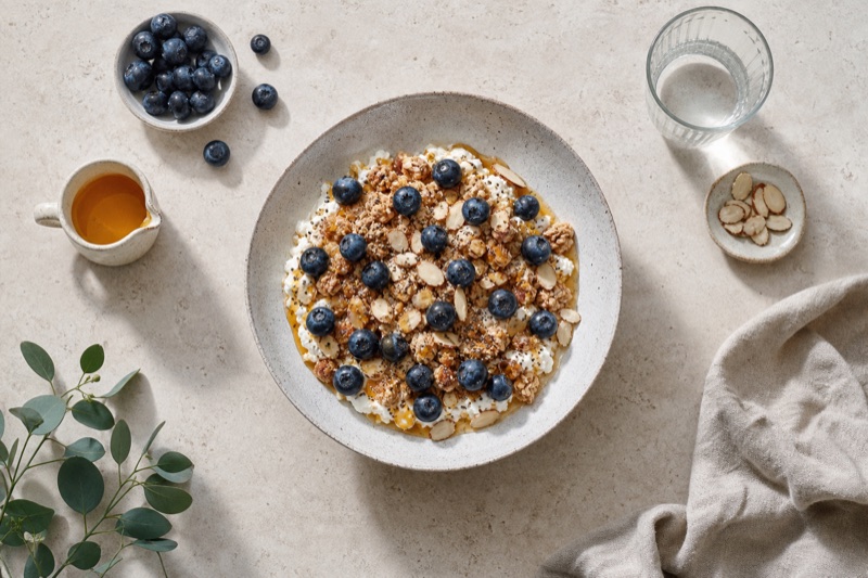 Knuspriges Granola-Schichtkäse-Bowl mit Heidelbeeren