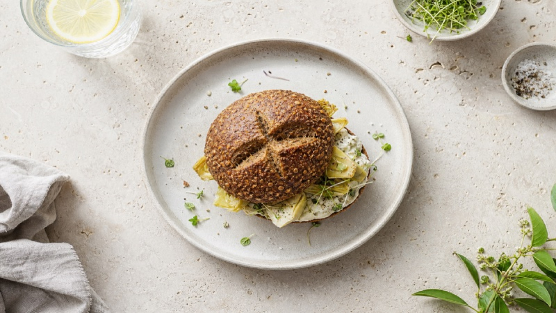 Knuspriges Roggenbrötchen mit Kräuterquark und Artischocken