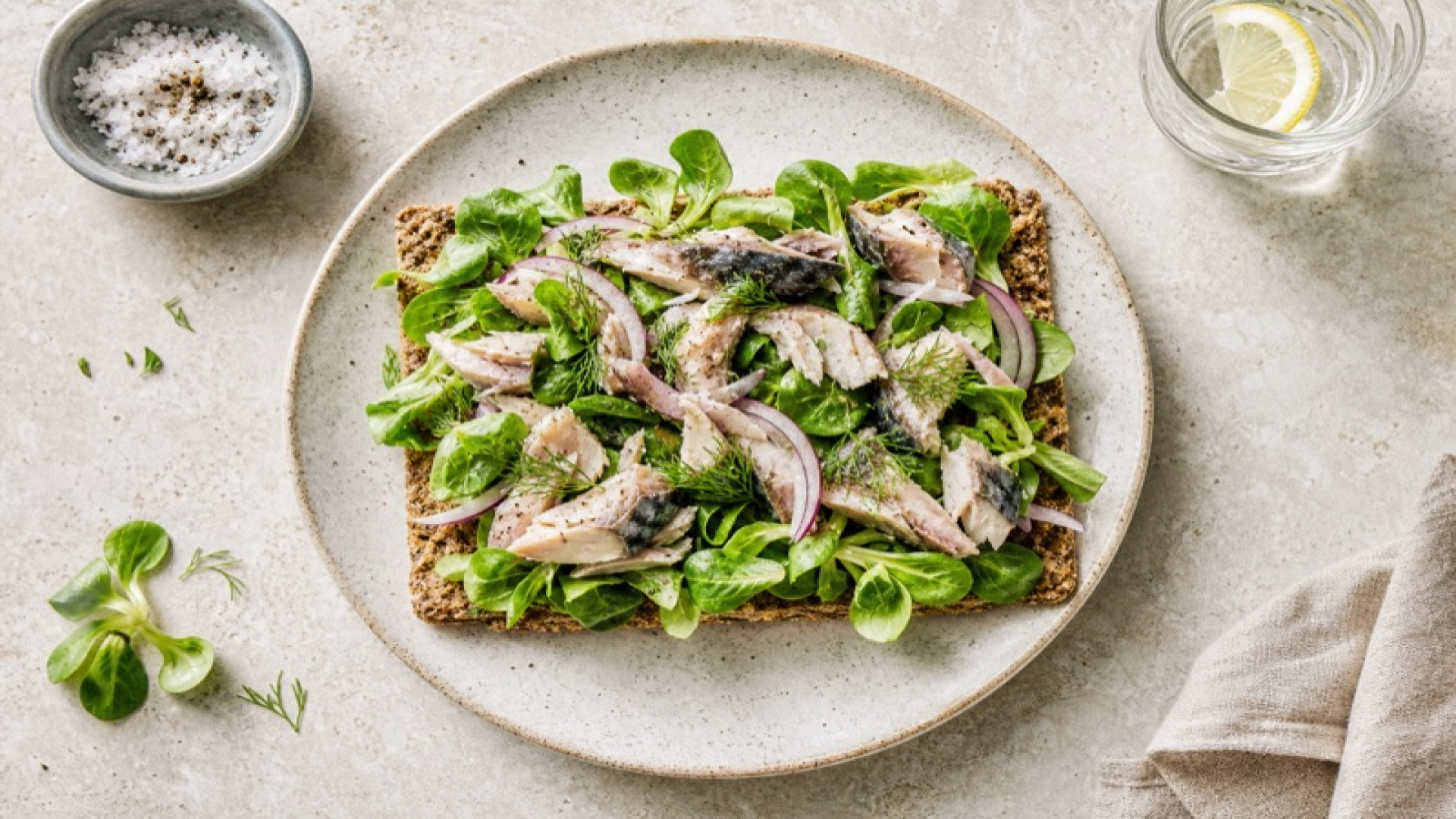 Knuspriges Roggenvollkorn-Knäckebrot mit Makrele und Feldsalat