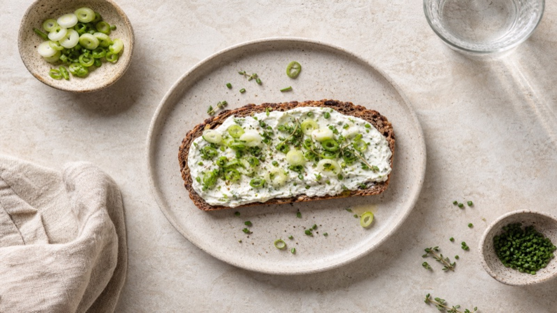 Knuspriges Vollkornbrot mit Frischkäse-Kräutern und Frühlingszwiebeln