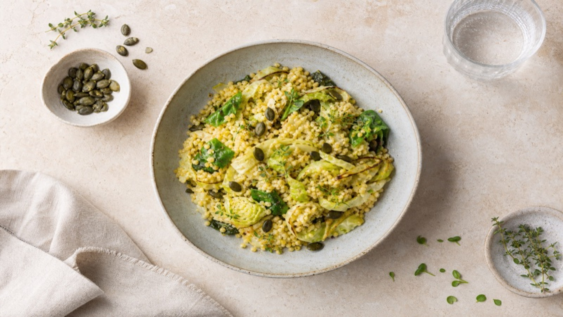 Kürbiskern-Hirse-Bowl mit gedünstetem Spitzkohl