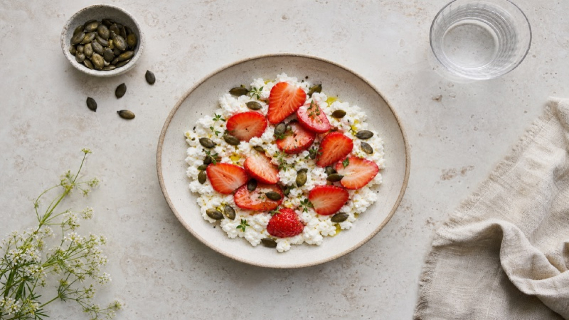Körniger Frischkäse-Bowl mit Erdbeeren und gerösteten Kürbiskernen